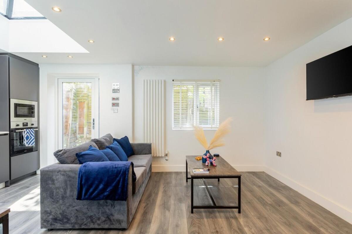 Апартаменты Stylish 2-Bed Flat In The Heart Of West Hampstead Лондон Экстерьер фото