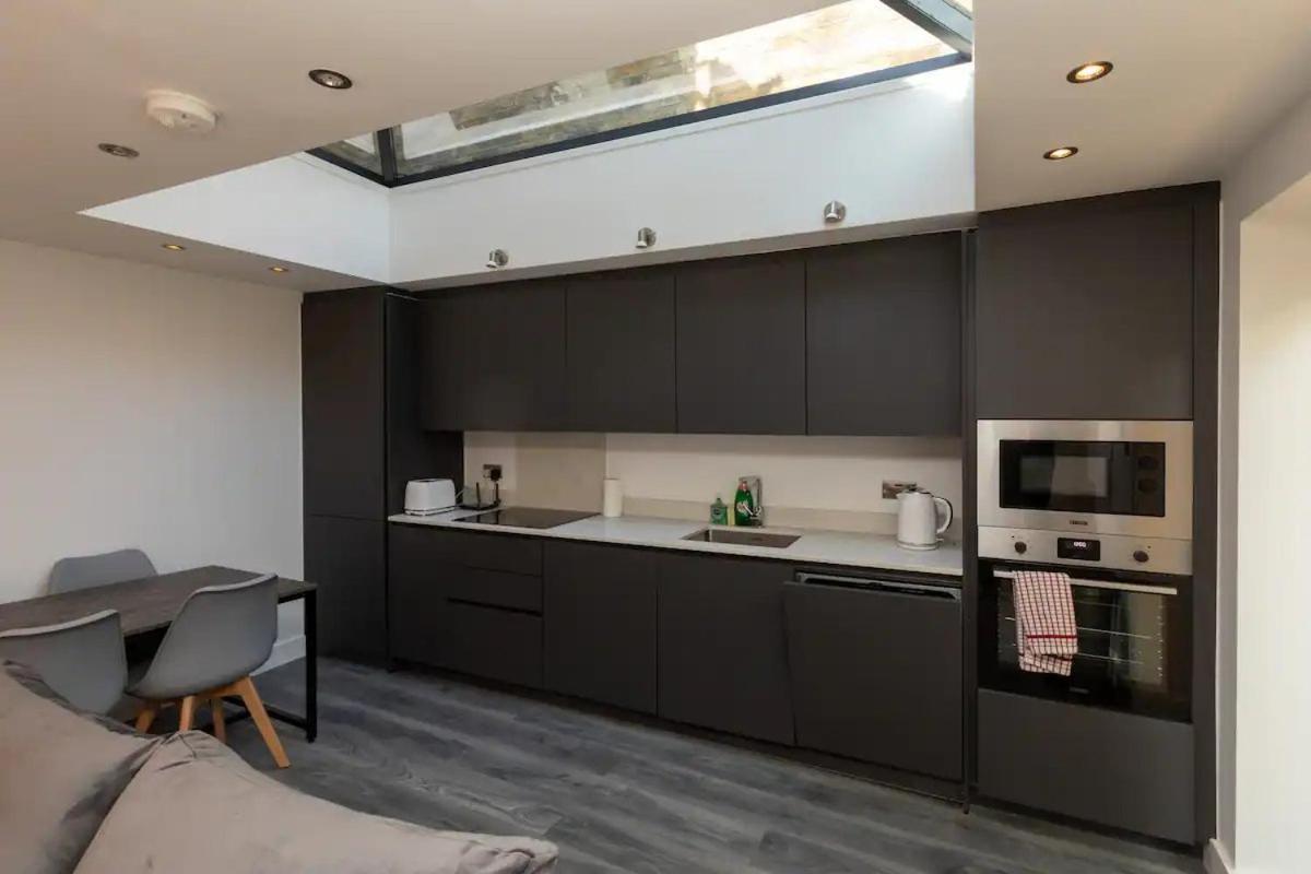 Апартаменты Stylish 2-Bed Flat In The Heart Of West Hampstead Лондон Экстерьер фото
