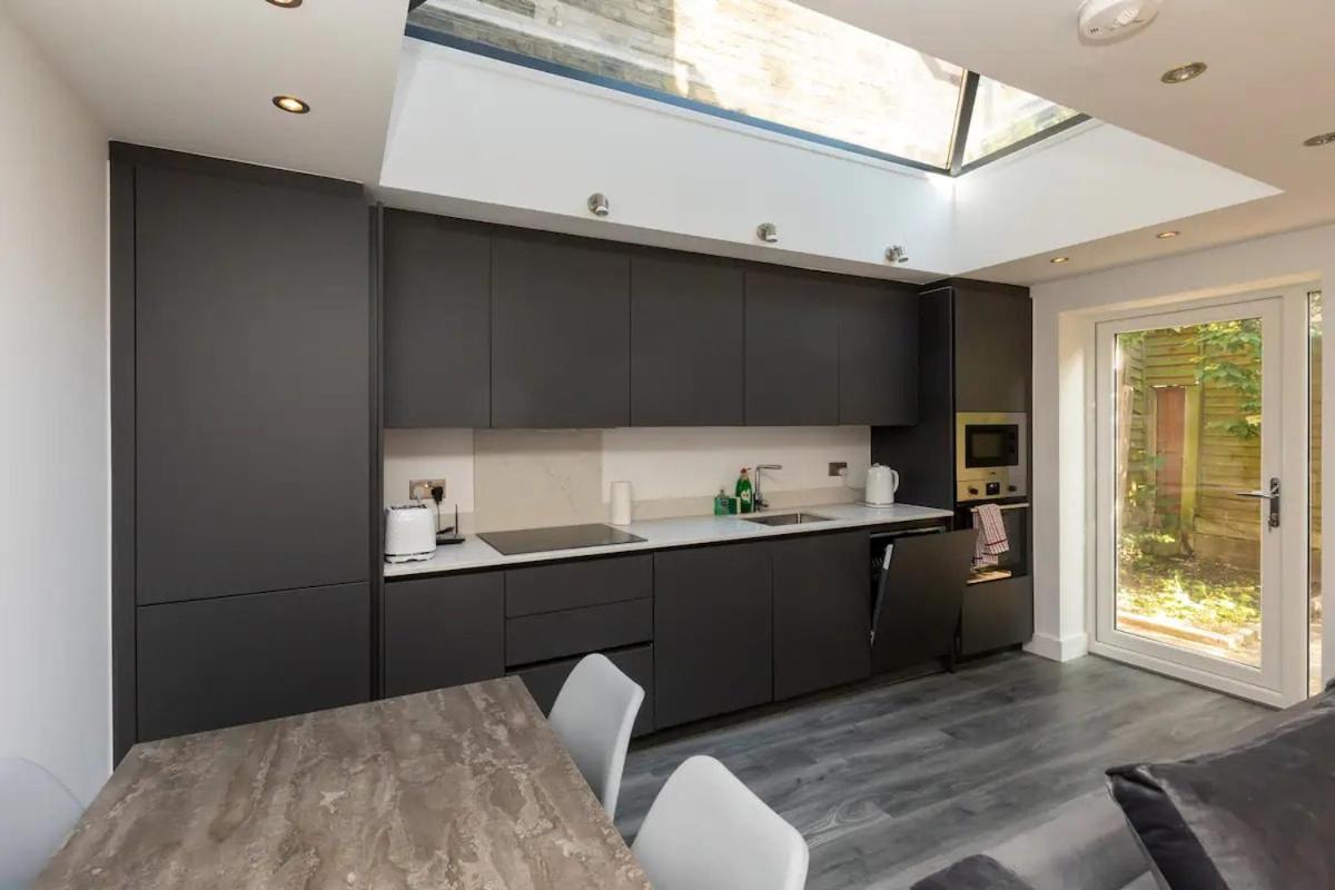 Апартаменты Stylish 2-Bed Flat In The Heart Of West Hampstead Лондон Экстерьер фото